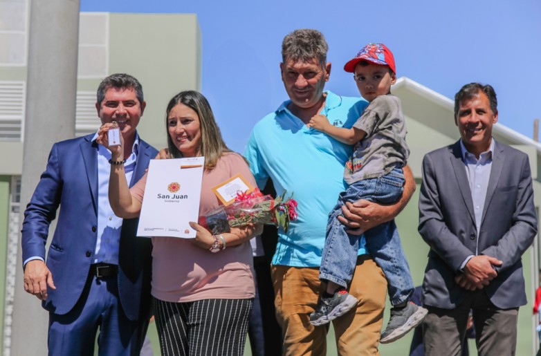 EL GOBERNADOR ENCABEZÓ UNA NUEVA ENTREGA DE VIVIENDAS EN RAWSON | Sinfonía