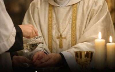 ¿Porqué el sacerdote se lava las manos en la Misa?