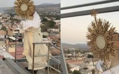 El vídeo viral en el que un cura bendice México con el Santísimo: «El demonio da patadas de ahogado»