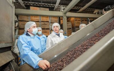 Orrego visitó Frutandina, una de las principales exportadoras de pasas de San Juan