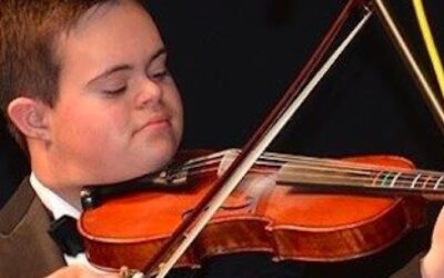 Habla 4 idiomas, toca el violín en conciertos, da conferencias, va a misa: era abortable por Down