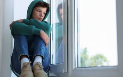 Cómo ayudar a tu hijo a sobrellevar el suicidio de un joven