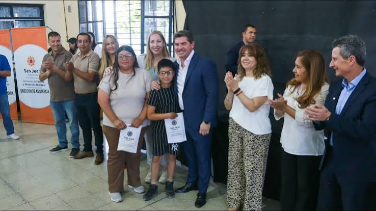 Orrego encabezó una entrega de casi 400 anteojos en Pocito para fortalecer la salud visual