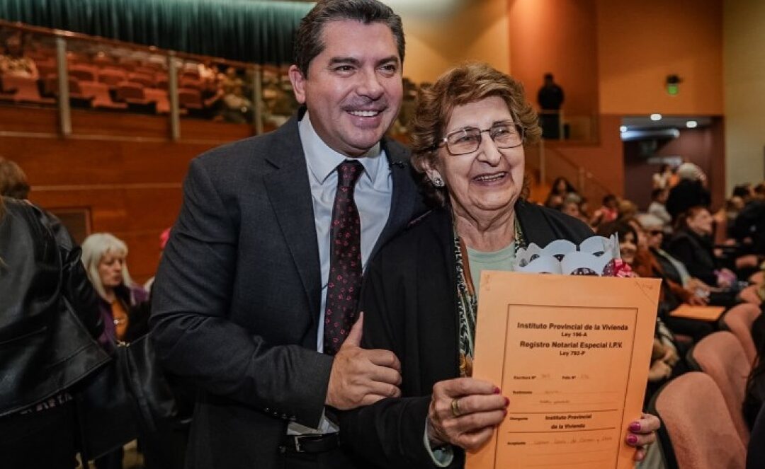 Orrego entregó 442 escrituras y más familias sanjuaninas accedieron a la titularidad de sus viviendas